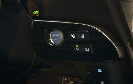 Toyota Prius IV XW50, 2016 год, 1 490 000 рублей, 9 фотография