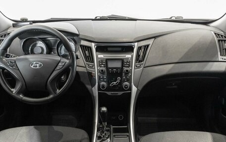 Hyundai Sonata VI, 2010 год, 900 000 рублей, 6 фотография