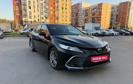 Toyota Camry, 2021 год, 3 200 000 рублей, 2 фотография