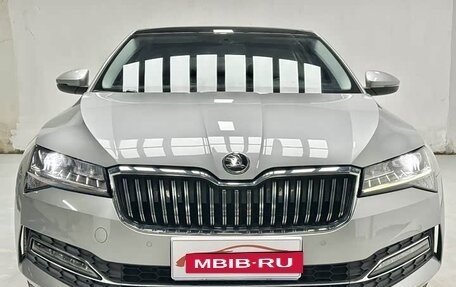 Skoda Superb III рестайлинг, 2022 год, 2 099 021 рублей, 2 фотография