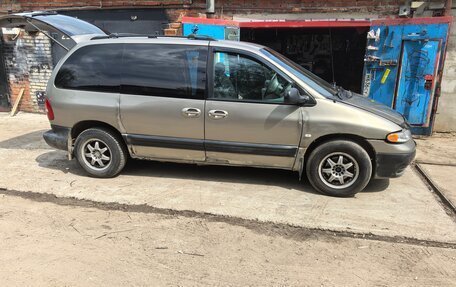 Chrysler Voyager III, 1998 год, 165 000 рублей, 2 фотография