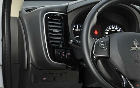 Mitsubishi Outlander III рестайлинг 3, 2016 год, 1 445 000 рублей, 10 фотография