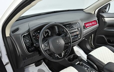 Mitsubishi Outlander III рестайлинг 3, 2016 год, 1 445 000 рублей, 6 фотография