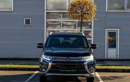 Mitsubishi Outlander III рестайлинг 3, 2018 год, 1 595 000 рублей, 2 фотография