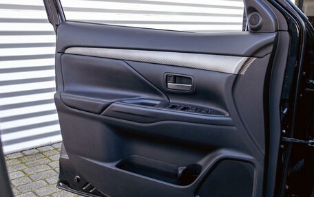 Mitsubishi Outlander III рестайлинг 3, 2018 год, 1 595 000 рублей, 12 фотография
