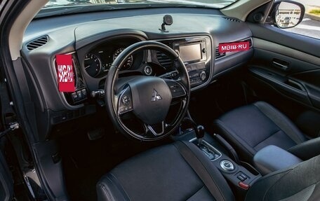 Mitsubishi Outlander III рестайлинг 3, 2018 год, 1 595 000 рублей, 13 фотография