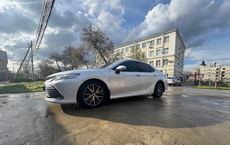 Toyota Camry, 2022 год, 3 370 000 рублей, 2 фотография