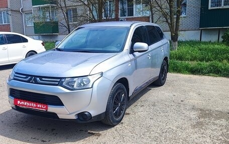 Mitsubishi Outlander III рестайлинг 3, 2013 год, 930 000 рублей, 2 фотография