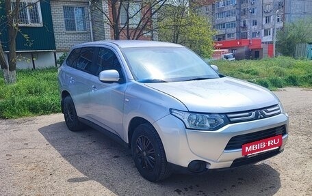 Mitsubishi Outlander III рестайлинг 3, 2013 год, 930 000 рублей, 3 фотография
