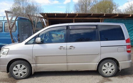 Toyota Noah III, 2002 год, 700 000 рублей, 3 фотография