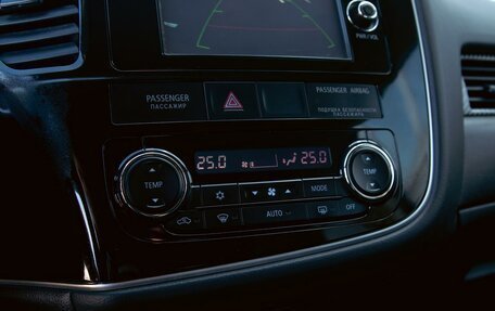 Mitsubishi Outlander III рестайлинг 3, 2014 год, 1 335 000 рублей, 15 фотография