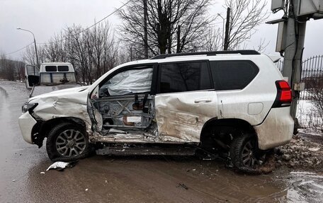 Toyota Land Cruiser Prado 150 рестайлинг 2, 2021 год, 3 000 000 рублей, 3 фотография