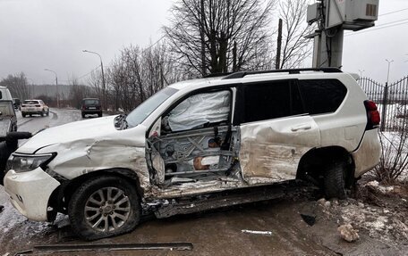 Toyota Land Cruiser Prado 150 рестайлинг 2, 2021 год, 3 000 000 рублей, 2 фотография