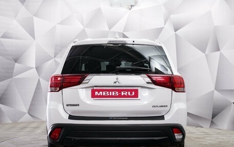 Mitsubishi Outlander III рестайлинг 3, 2017 год, 2 300 000 рублей, 3 фотография
