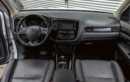 Mitsubishi Outlander III рестайлинг 3, 2017 год, 1 595 000 рублей, 16 фотография