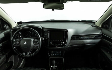 Mitsubishi Outlander III рестайлинг 3, 2020 год, 2 649 700 рублей, 13 фотография