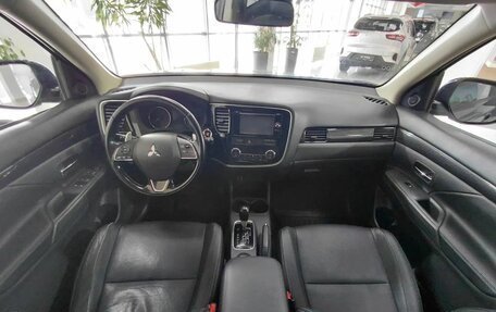 Mitsubishi Outlander III рестайлинг 3, 2016 год, 1 690 000 рублей, 10 фотография