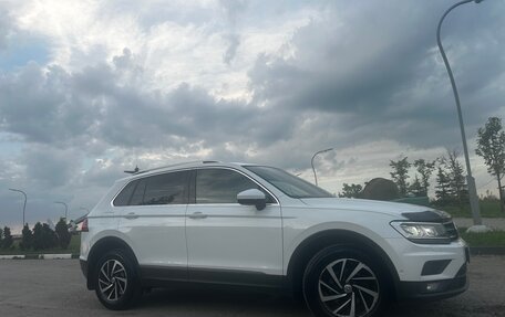 Volkswagen Tiguan II, 2018 год, 1 990 000 рублей, 2 фотография