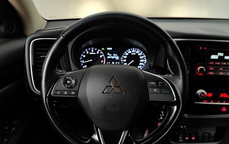 Mitsubishi Outlander III рестайлинг 3, 2021 год, 2 520 000 рублей, 11 фотография
