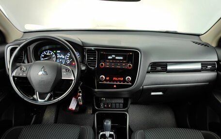 Mitsubishi Outlander III рестайлинг 3, 2021 год, 2 520 000 рублей, 12 фотография