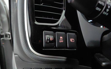 Mitsubishi Outlander III рестайлинг 3, 2021 год, 2 520 000 рублей, 23 фотография