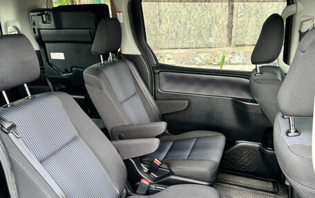 Toyota Voxy III, 2016 год, 2 050 000 рублей, 9 фотография