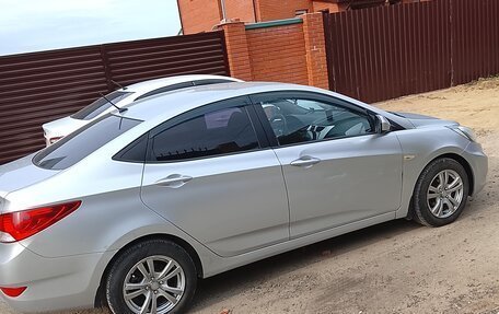 Hyundai Solaris II рестайлинг, 2012 год, 650 000 рублей, 3 фотография