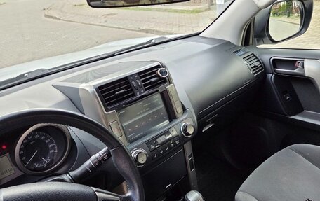Toyota Land Cruiser Prado 150 рестайлинг 2, 2013 год, 3 080 000 рублей, 10 фотография