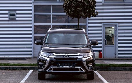 Mitsubishi Outlander III рестайлинг 3, 2020 год, 1 725 000 рублей, 2 фотография