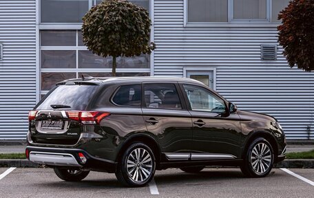 Mitsubishi Outlander III рестайлинг 3, 2020 год, 1 725 000 рублей, 6 фотография