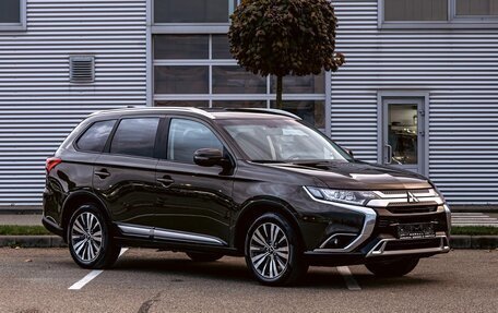 Mitsubishi Outlander III рестайлинг 3, 2020 год, 1 725 000 рублей, 3 фотография