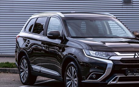 Mitsubishi Outlander III рестайлинг 3, 2020 год, 1 725 000 рублей, 7 фотография