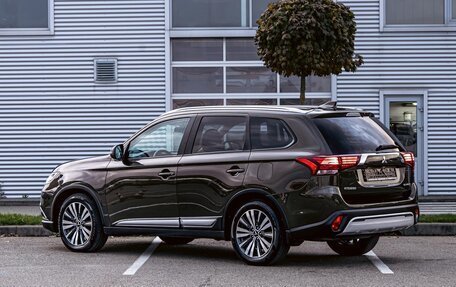 Mitsubishi Outlander III рестайлинг 3, 2020 год, 1 725 000 рублей, 4 фотография