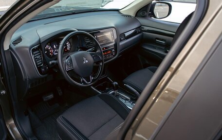 Mitsubishi Outlander III рестайлинг 3, 2020 год, 1 725 000 рублей, 13 фотография