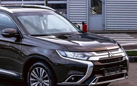 Mitsubishi Outlander III рестайлинг 3, 2020 год, 1 725 000 рублей, 8 фотография