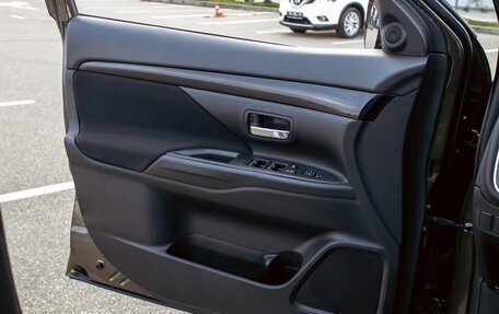 Mitsubishi Outlander III рестайлинг 3, 2020 год, 1 725 000 рублей, 12 фотография
