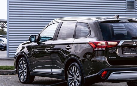 Mitsubishi Outlander III рестайлинг 3, 2020 год, 1 725 000 рублей, 9 фотография