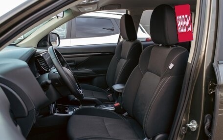 Mitsubishi Outlander III рестайлинг 3, 2020 год, 1 725 000 рублей, 11 фотография