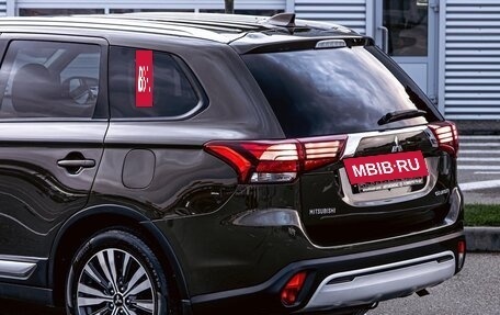 Mitsubishi Outlander III рестайлинг 3, 2020 год, 1 725 000 рублей, 10 фотография