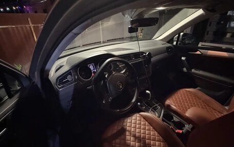 Volkswagen Tiguan II, 2019 год, 2 390 000 рублей, 13 фотография