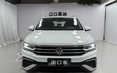 Volkswagen Tiguan II, 2022 год, 2 400 000 рублей, 2 фотография