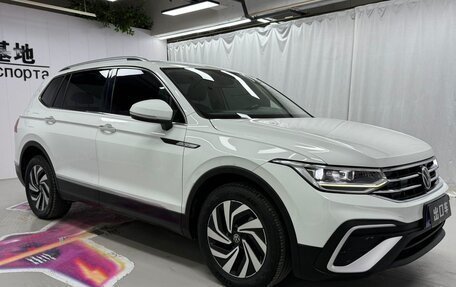 Volkswagen Tiguan II, 2022 год, 2 400 000 рублей, 5 фотография