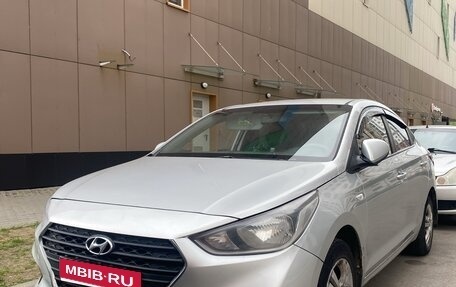 Hyundai Solaris II рестайлинг, 2017 год, 810 000 рублей, 1 фотография