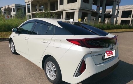 Toyota Prius IV XW50, 2018 год, 2 100 000 рублей, 3 фотография