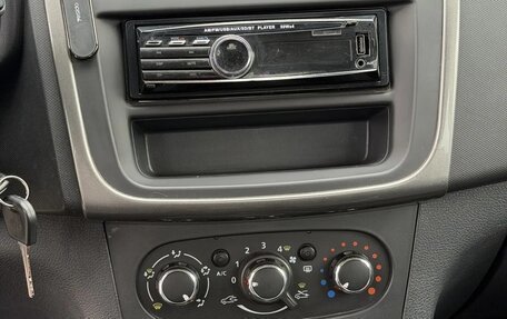 Renault Logan II, 2018 год, 685 000 рублей, 10 фотография