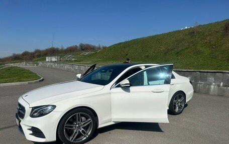 Mercedes-Benz E-Класс, 2019 год, 3 500 000 рублей, 4 фотография