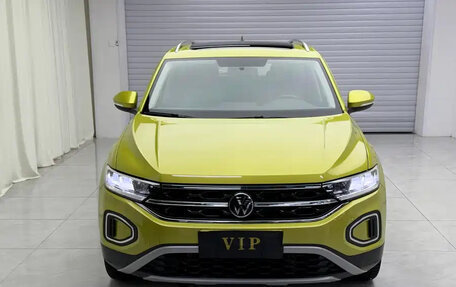 Volkswagen T-Roc I, 2023 год, 2 110 000 рублей, 2 фотография