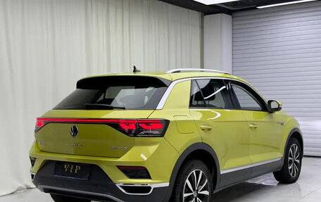 Volkswagen T-Roc I, 2023 год, 2 110 000 рублей, 4 фотография