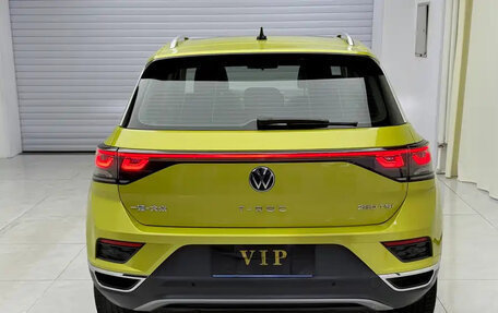 Volkswagen T-Roc I, 2023 год, 2 110 000 рублей, 3 фотография