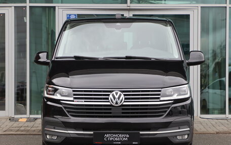 Volkswagen Multivan T6 рестайлинг, 2021 год, 4 650 000 рублей, 2 фотография